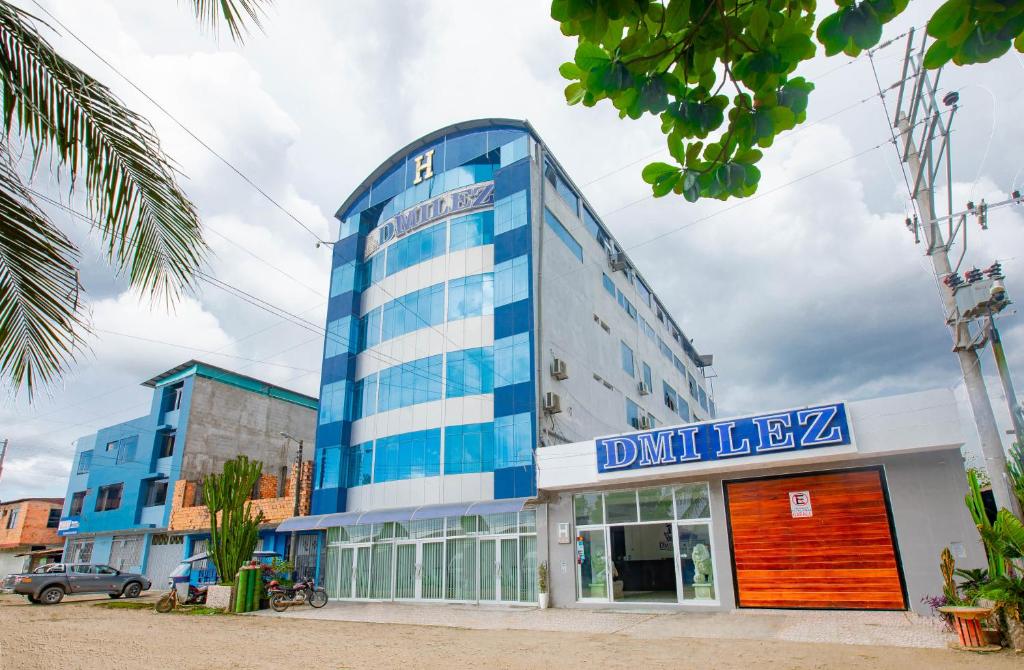 um edifício azul com um sinal em cima dele em D´Milez Hotel em Puerto Maldonado
