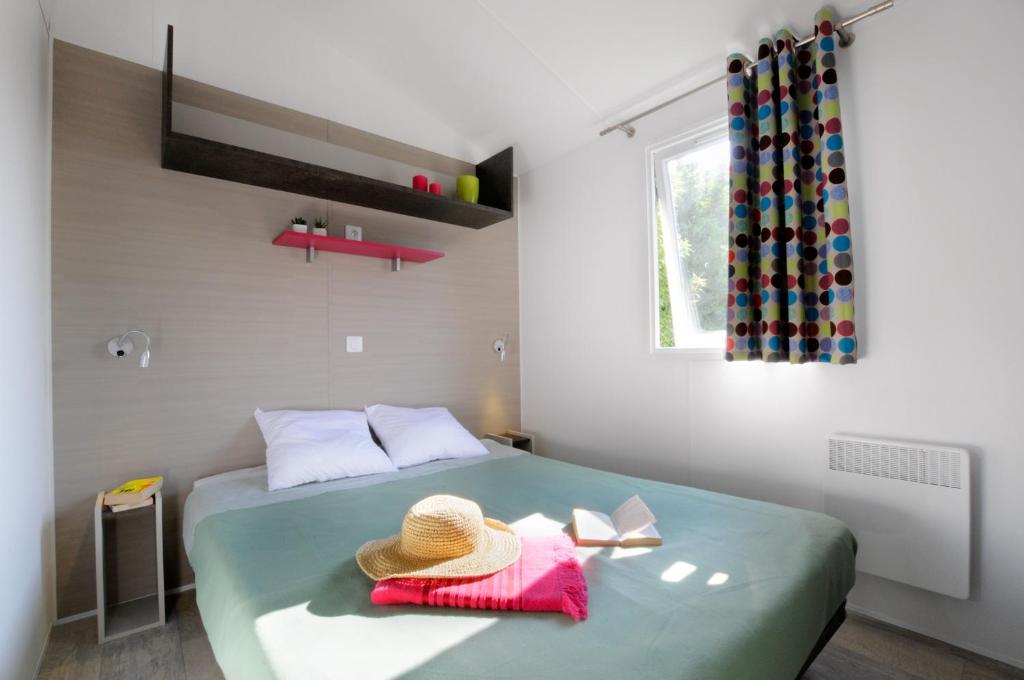 Postel nebo postele na pokoji v ubytování Camping Emeraude
