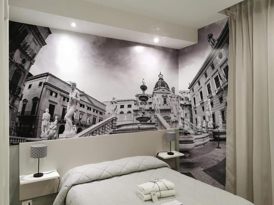パレルモにあるDue Passi Suiteの市街の壁画を描いたベッドルーム