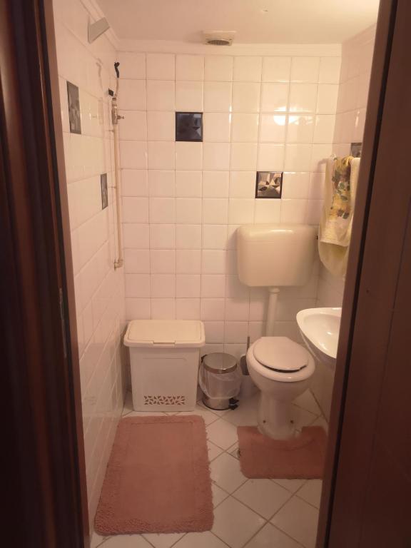 Kúpeľňa v ubytovaní Comfortable Apartment in Kato Toumpa