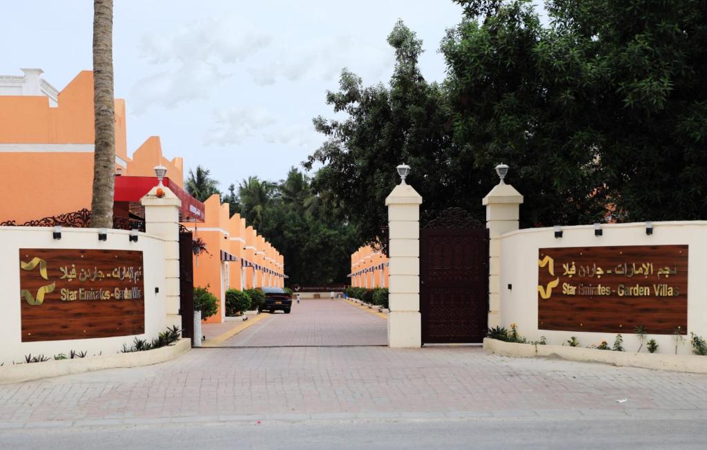um portão para uma casa com uma entrada em Star Emirates Garden Villas em Salalah