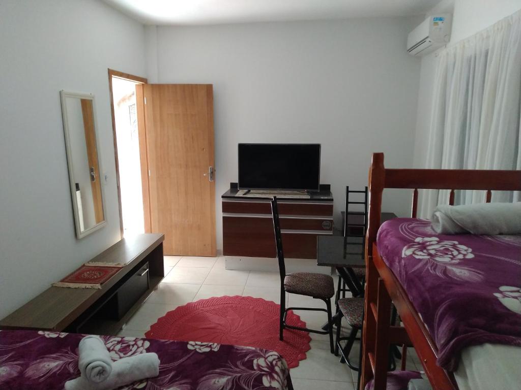1 dormitorio con escritorio, ordenador y cama en Apartameto 2 quartos perto da praia e Beto Carrero, en Penha