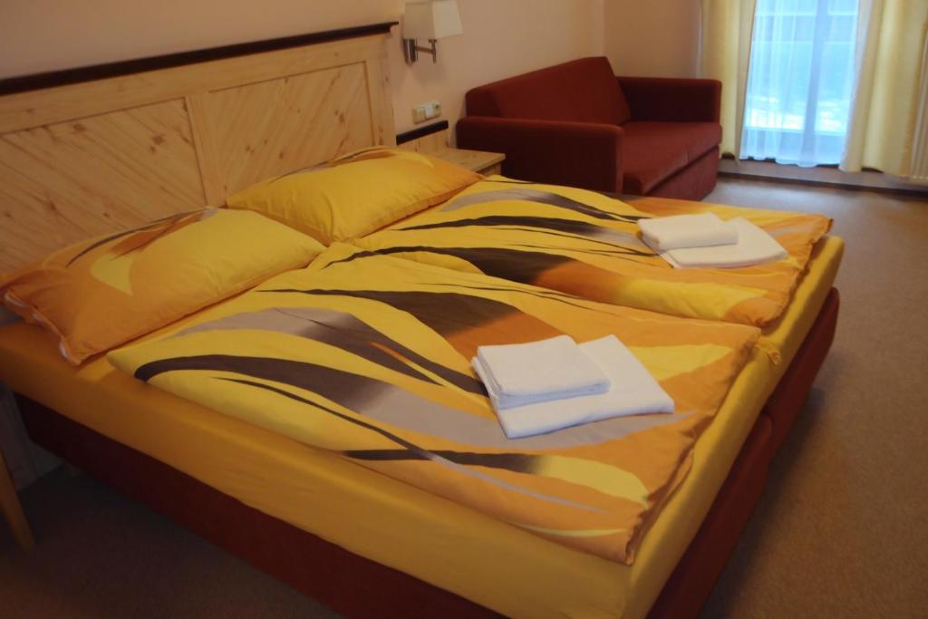 Łóżko lub łóżka w pokoju w obiekcie Hotel Obří Sud Javorník