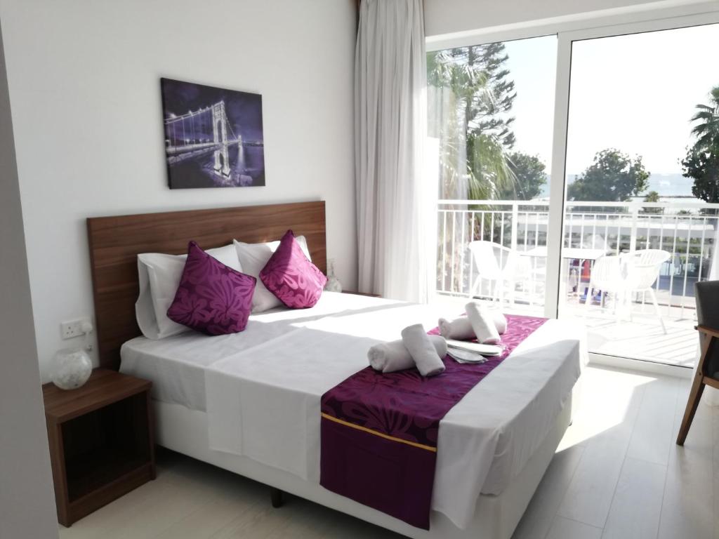 Postel nebo postele na pokoji v ubytování Lysithea Hotel