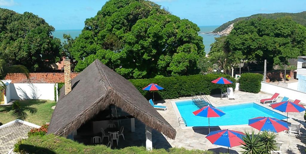 vista su un resort con piscina e ombrelloni di Yacht Village Natal Prime a Natal