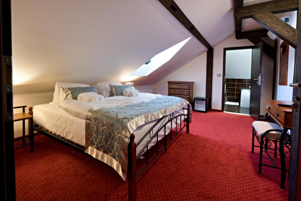 Postel nebo postele na pokoji v ubytování Zámek Wichterle - Hotel a pivní lázně