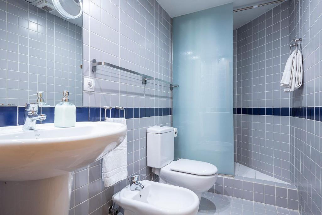 A bathroom at SibsBcn Universitat- Casa Batlló