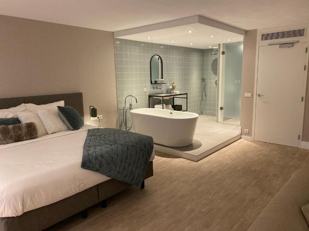 Postel nebo postele na pokoji v ubytování Van der Valk Hotel Sassenheim - Leiden