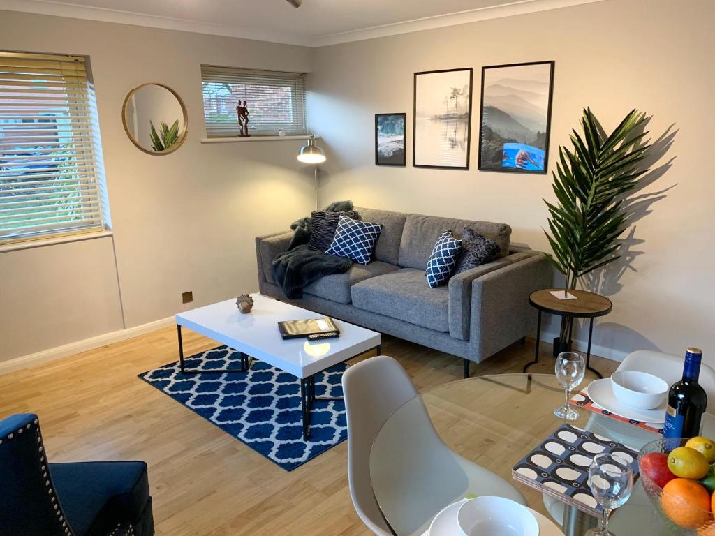 sala de estar con sofá y mesa en Two-Bedroom Apartment in Windsor, en Windsor