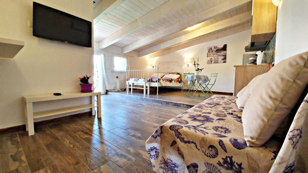 1 dormitorio con 1 cama y sala de estar en B&B A casa di Antonella, en Scauri