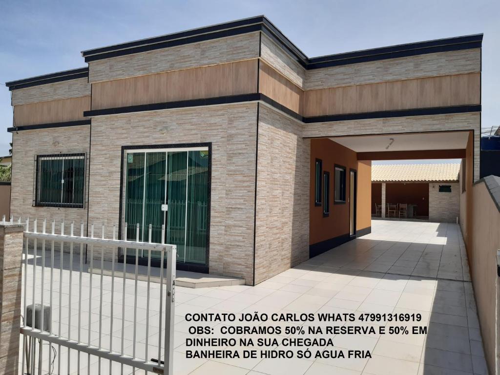 un bâtiment avec un panneau devant lui dans l'établissement JOÃO CARLOS CASAS 3 Quartos #1, à Penha