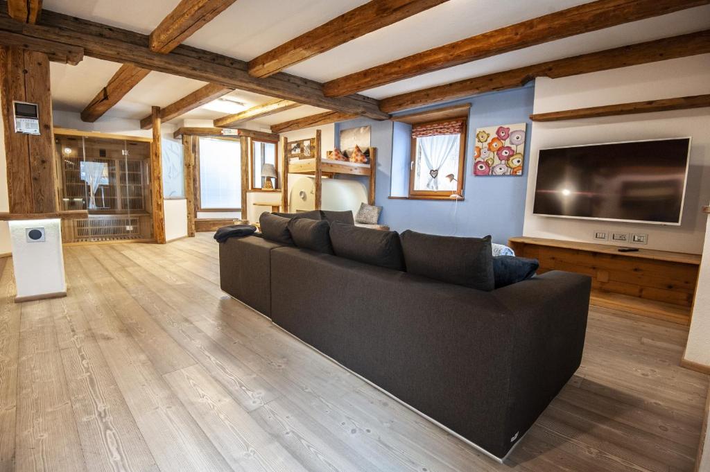 Televízia a/alebo spoločenská miestnosť v ubytovaní Chalet Tobià