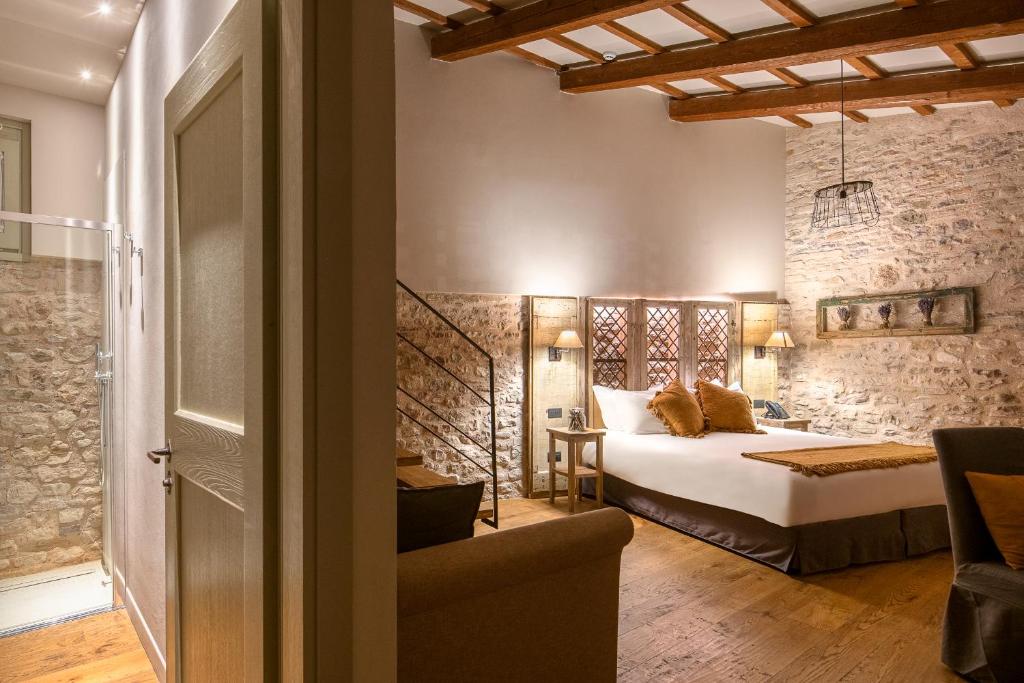 Postel nebo postele na pokoji v ubytování Borgo Antichi Orti Assisi
