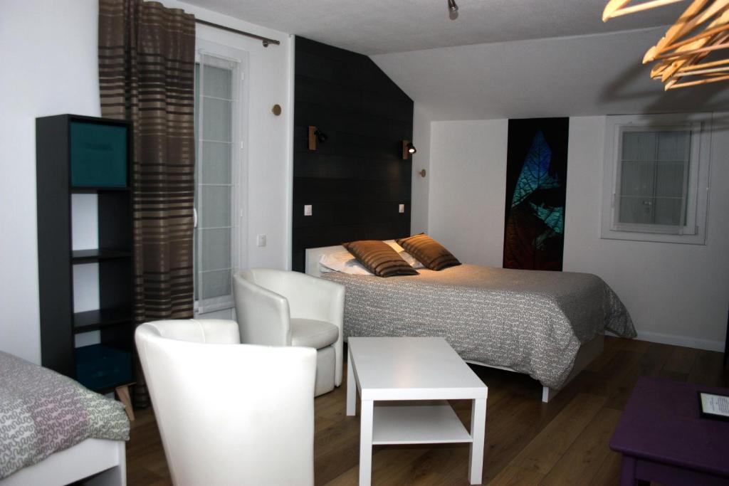 Voodi või voodid majutusasutuse Hôtel Les Castets d'Ayré toas