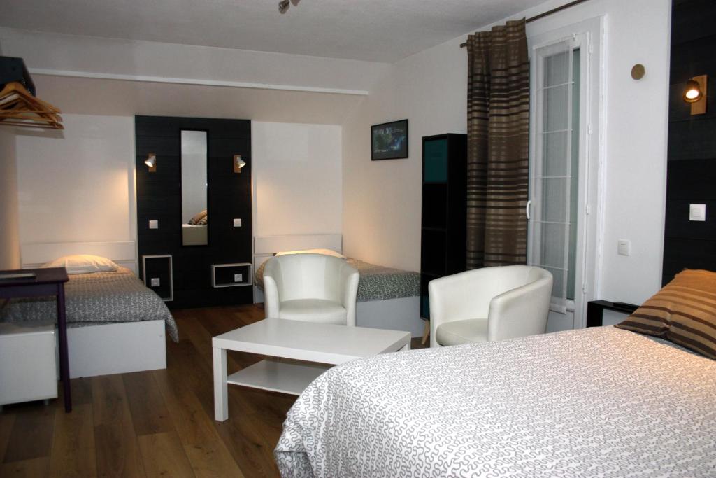Voodi või voodid majutusasutuse Hôtel Les Castets d'Ayré toas