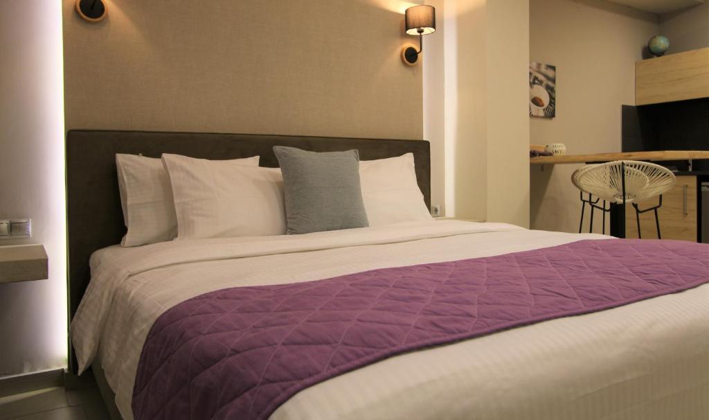 Posteľ alebo postele v izbe v ubytovaní Aiolos Apartments Suites Ermou 64 Monastiraki Plaka 2nd Floor