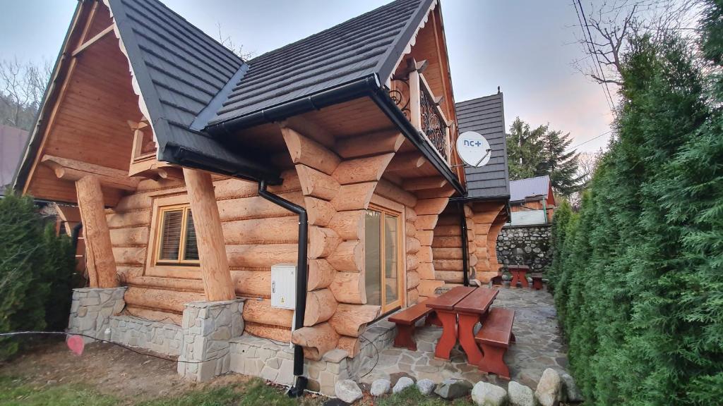 a log cabin with a picnic table in front of it at Śwarne Domki in Zakopane