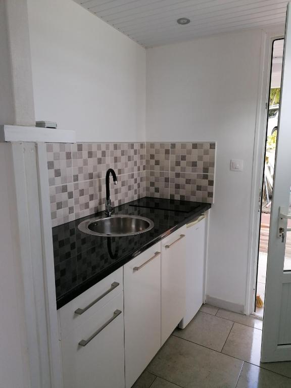 Kuchyň nebo kuchyňský kout v ubytování Résidence B&L Lagon : Bungalow Corail