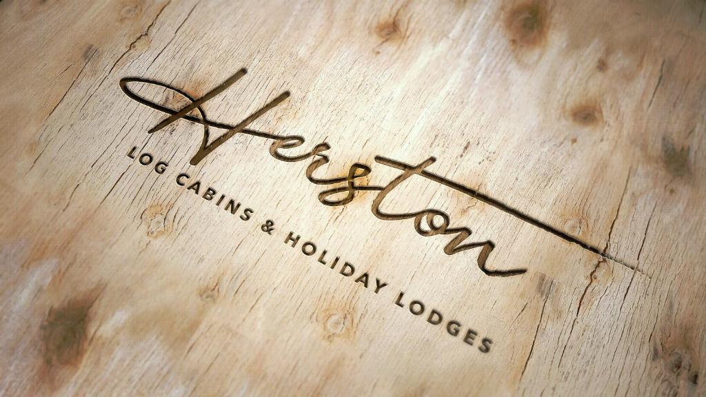 Et logo, certifikat, skilt eller en pris der bliver vist frem på Rose Cottage