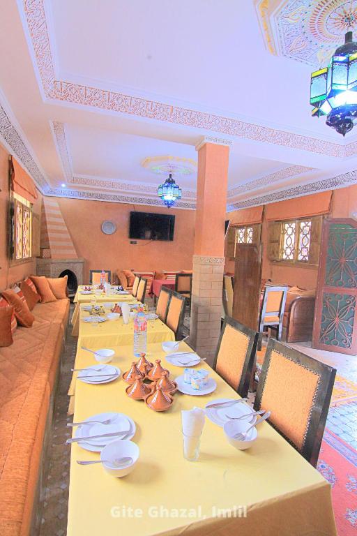 TV a/nebo společenská místnost v ubytování Gite Ghazal - Atlas Mountains Hotel