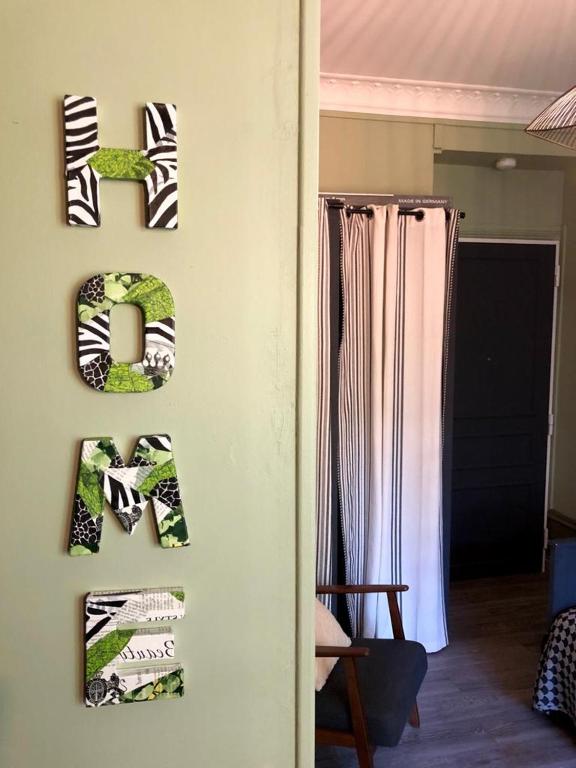 Cette chambre est dotée d'un mur avec des photos. dans l'établissement Le 110, un grand studio 2 étoiles, pour tout faire à pied, à Aix-les-Bains