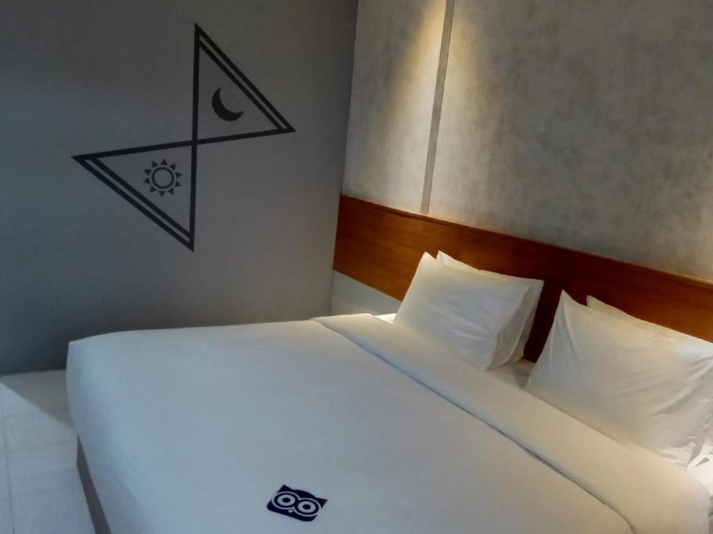Postel nebo postele na pokoji v ubytování Nite & Day MDC Puncak - Gadog