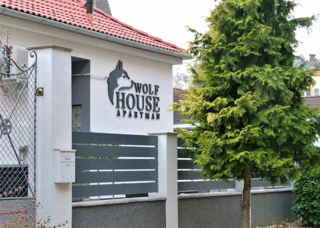 een huis met een bord waarop staat "stemhuis autisme" bij Wolf House Apartman in Zalaegerszeg