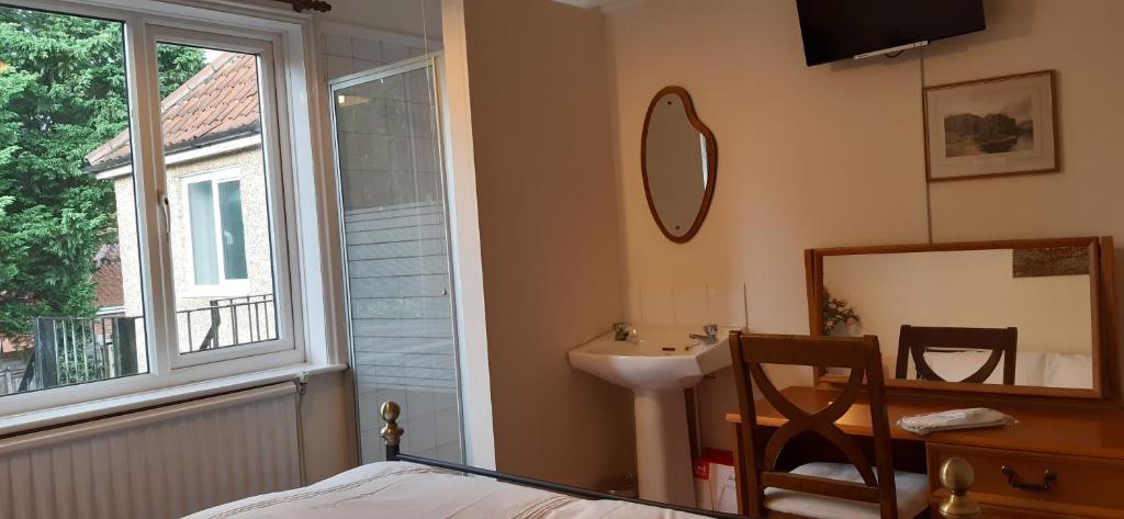 Orlando's - Double Room With Private Bathroom