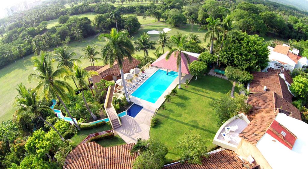 uma vista aérea de uma casa com piscina em Coral Vista Del Mar em Ixtapa