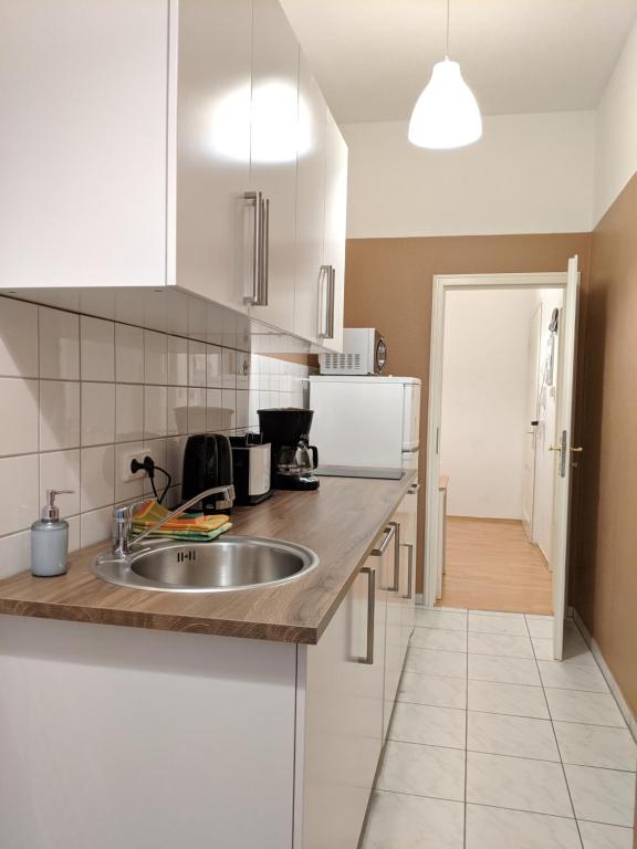- une cuisine avec un évier et un comptoir dans l'établissement 2-room apartment, à Hanovre
