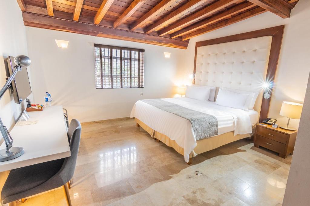 Postel nebo postele na pokoji v ubytování GHL Collection Armería Real Hotel