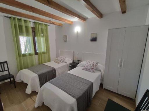 Postel nebo postele na pokoji v ubytování Puente Viejo de Buitrago CASA ROBLE