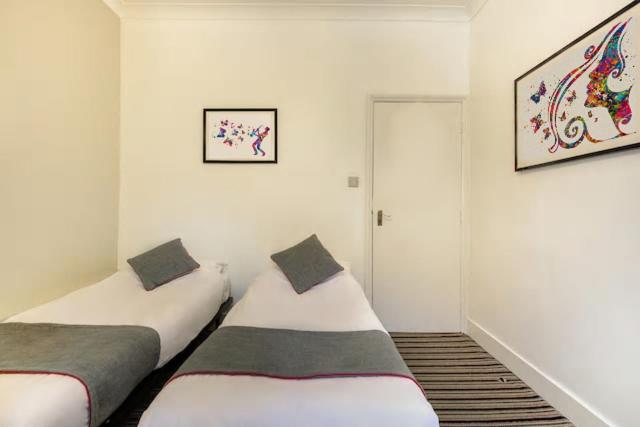 Postel nebo postele na pokoji v ubytování Enrico Hotel