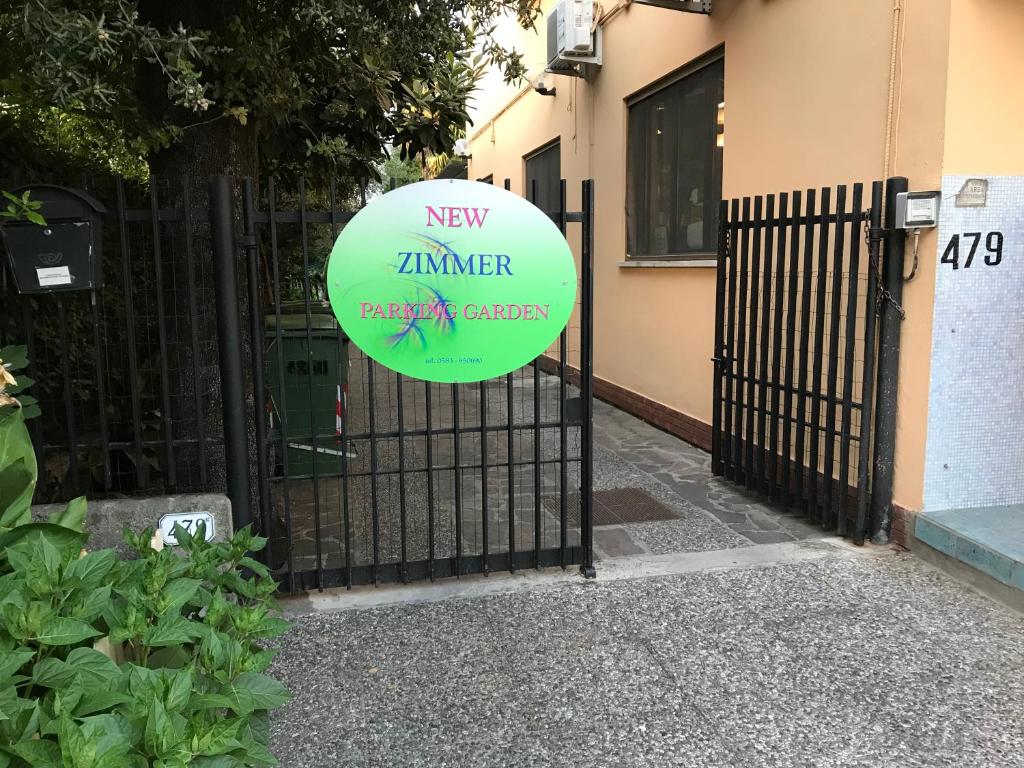 znak na bramie przed budynkiem w obiekcie Affittacamere San Marco w Lukce