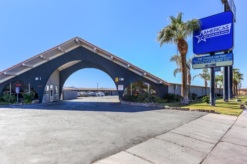 un pont avec un panneau devant un bâtiment dans l'établissement Americas Best Value Inn and Suites El Centro, à El Centro