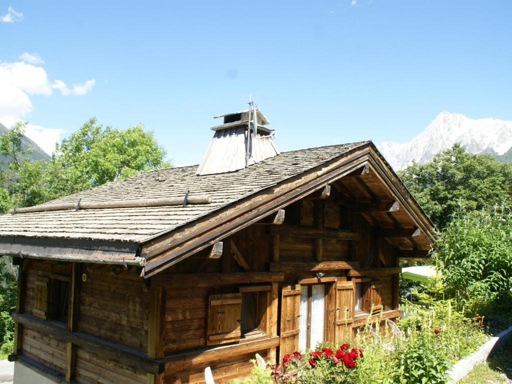 ein Holzhaus mit einem Kreuz auf dem Dach in der Unterkunft Peaceful Chalet in Les Houches with Mountain Views in Les Houches