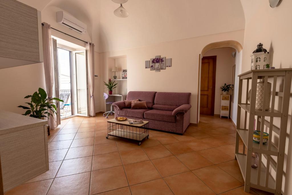 salon z kanapą i stołem w obiekcie Casa Vacanza da Giggino w mieście Ravello