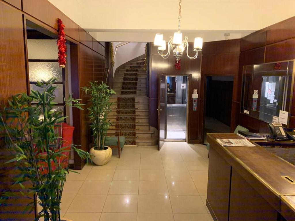 un pasillo con plantas y una escalera en un edificio en Hotel La Salle en Mar del Plata