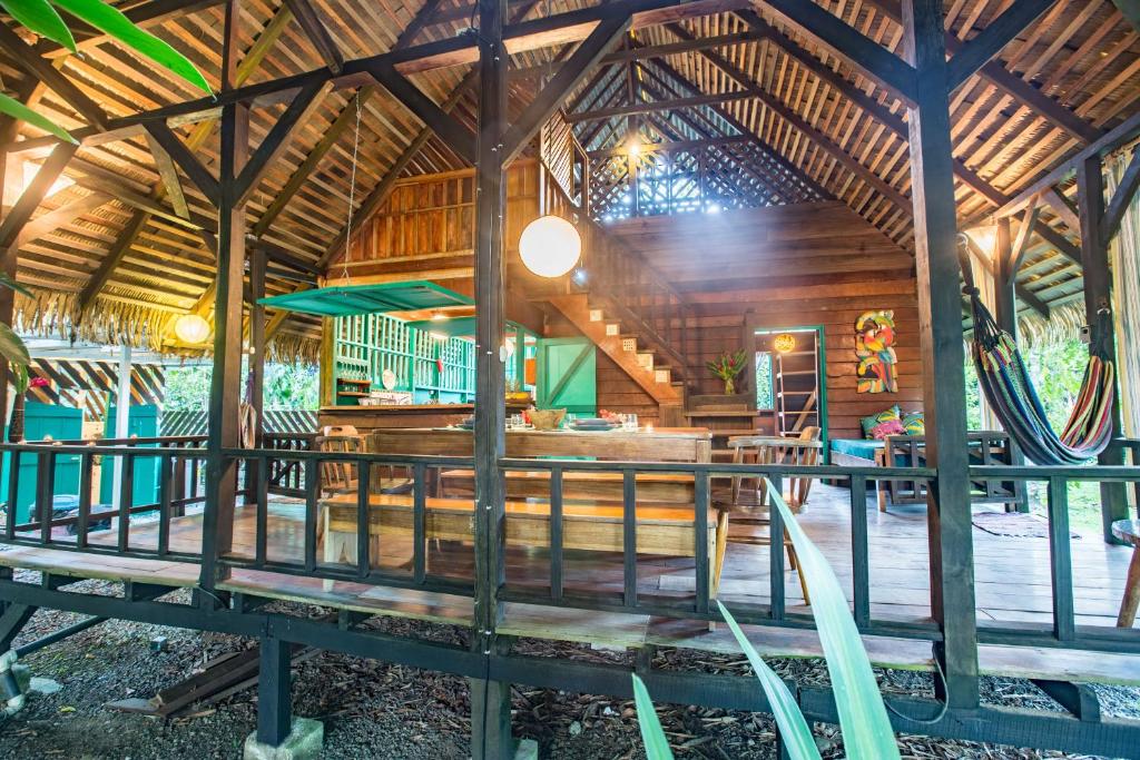 コクレスにあるLa Casitaの木造屋根のレストランの外観