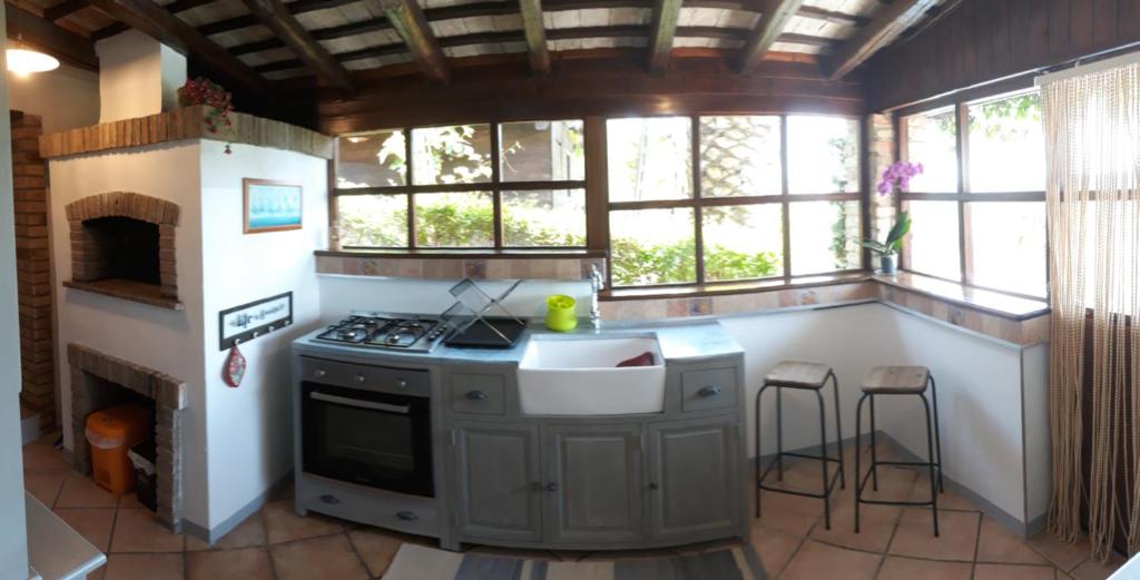 A kitchen or kitchenette at Casa Del Leone Rosso e Welness a due passi dalla Costa dei Trabocchi