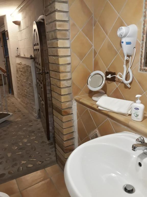 A bathroom at Casa Del Leone Rosso e Welness a due passi dalla Costa dei Trabocchi