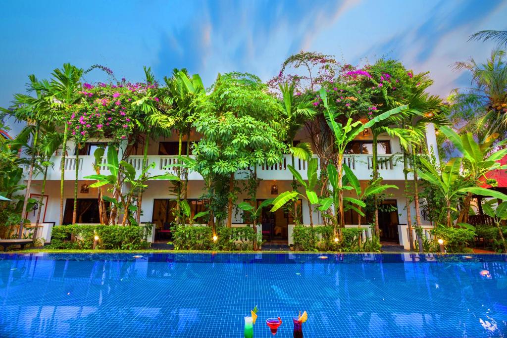 Bazén v ubytování La Residence WatBo Hotel nebo v jeho okolí