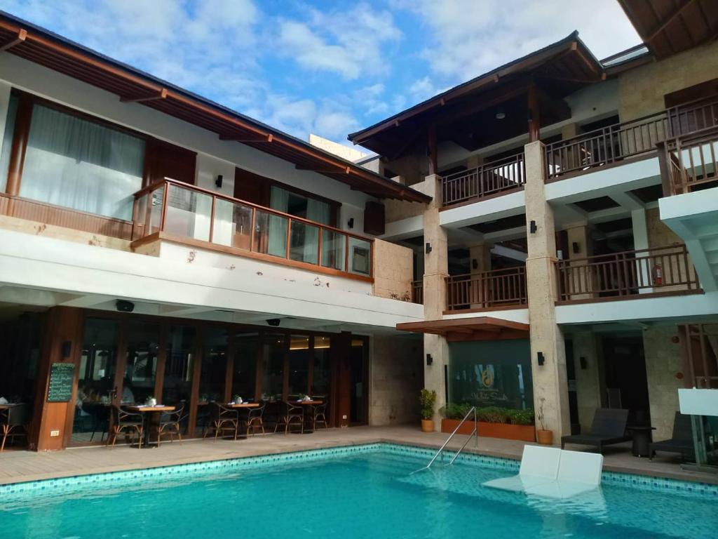 長灘島的住宿－Mandarin White Sand Boracay，大楼前设有游泳池的酒店