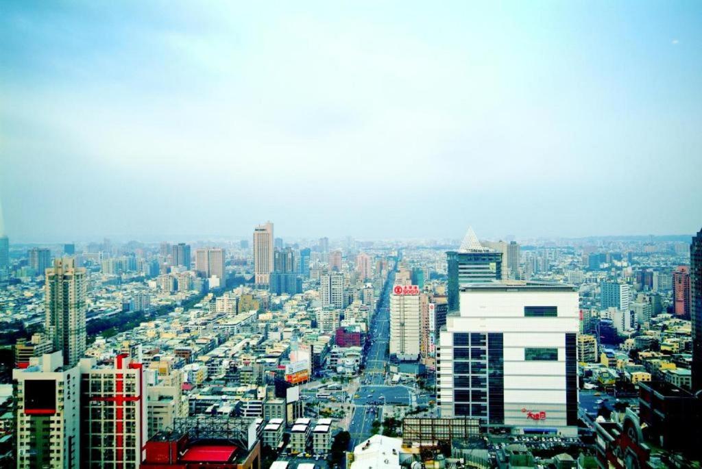 vistas a una gran ciudad con edificios altos en 空中城都會商旅 en Kaohsiung