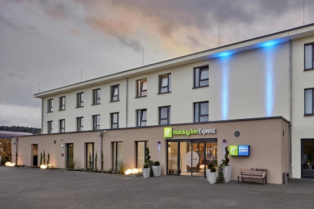 Holiday Inn Express - Merzig, an IHG Hotel في مرتسيغ: مبنى ابيض كبير عليه لافته