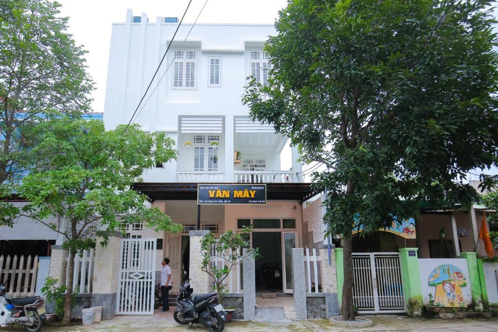 een wit gebouw met een bord waarop staat dat van max. bij Vân Mây Homestay Hội An in Hội An