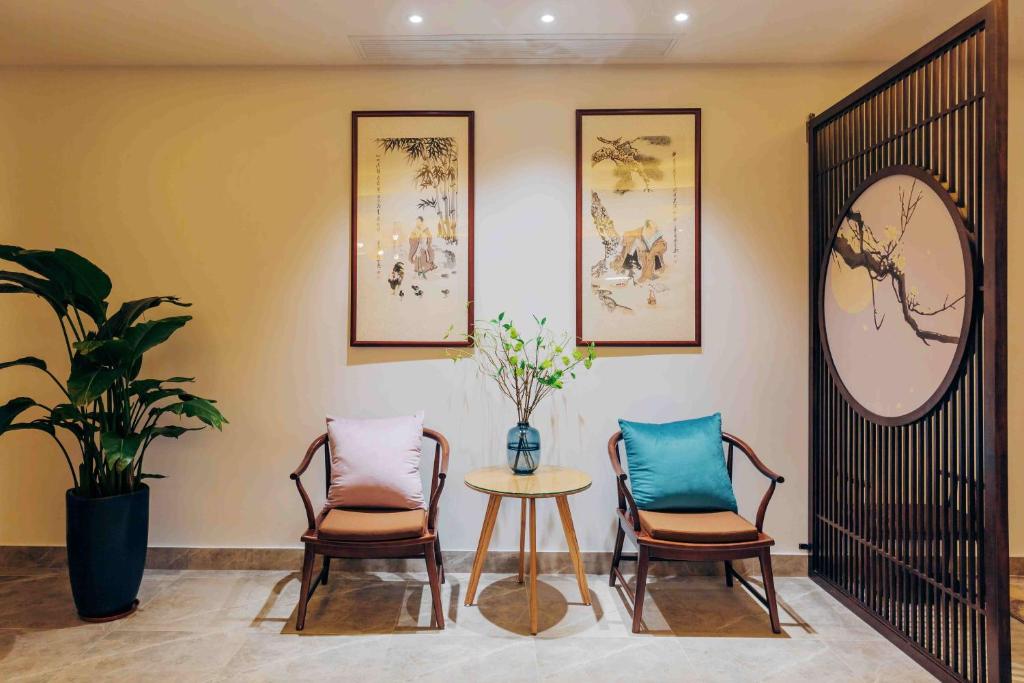 twee stoelen en een tafel in een kamer bij Suzhou Tai Lake East Mountain Scenic Area Orchard Holiday Villa in Suzhou