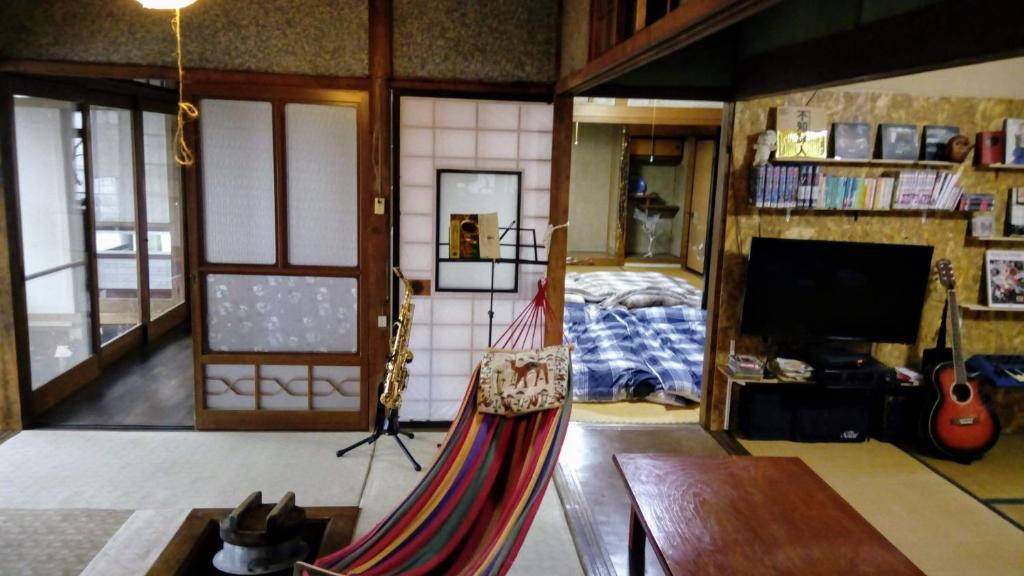 大館市にあるHACHIのベッド付きの部屋にハンモックが備わります。