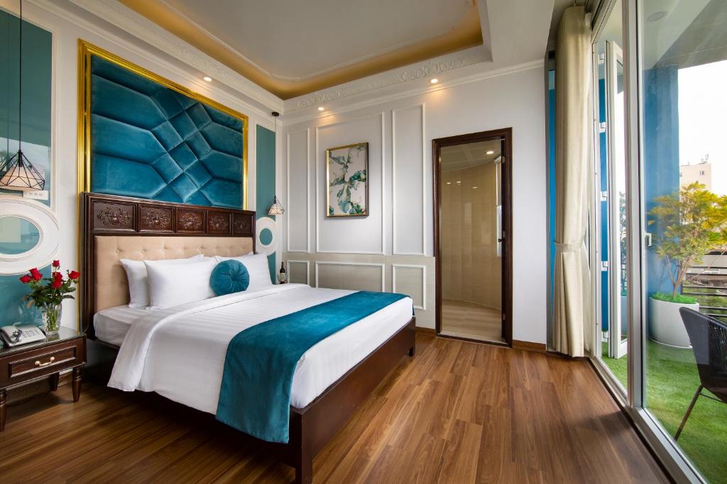 Postel nebo postele na pokoji v ubytování Hanoi Royal Palace Hotel 2