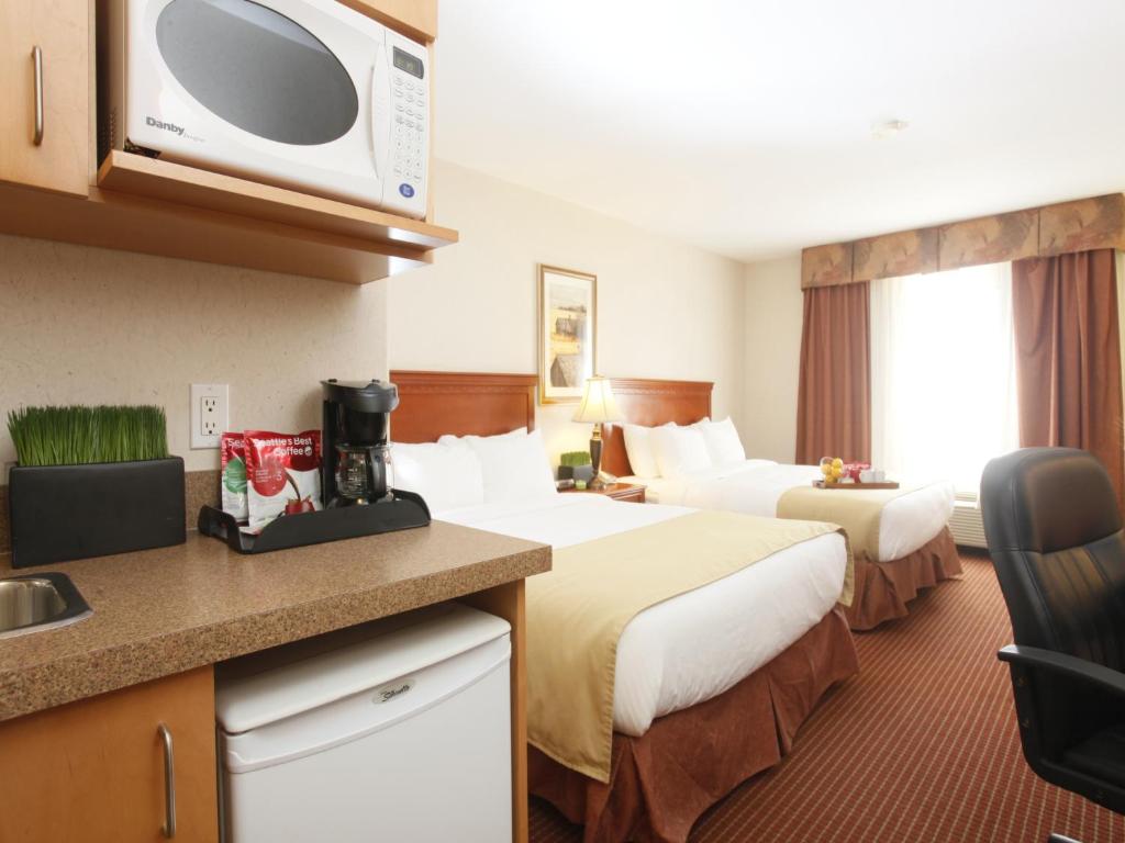 Kuchyň nebo kuchyňský kout v ubytování Stonebridge Hotel Dawson Creek
